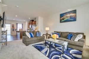 un soggiorno con due divani e un tavolo di Spacious Hedgesville Retreat about 5 Mi to Golf Course a Hedgesville