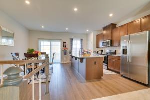 una cucina con elettrodomestici in acciaio inossidabile e mobili in legno di Spacious Hedgesville Retreat about 5 Mi to Golf Course a Hedgesville
