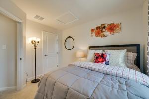 een slaapkamer met een bed met een blauw dekbed bij Spacious Hedgesville Retreat about 5 Mi to Golf Course in Hedgesville