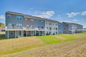 un grande condominio con un ampio cortile di Spacious Hedgesville Retreat about 5 Mi to Golf Course a Hedgesville