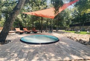 una pequeña piscina en medio de un patio en 7744 Ranch Glamping Resort, en Austin