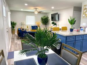 TV o dispositivi per l'intrattenimento presso NEW! close to Downtown, Malls & Premium Outlets, with Balcony