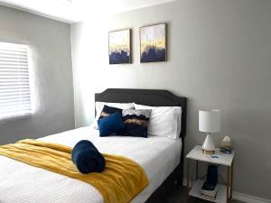 Letto o letti in una camera di NEW! close to Downtown, Malls & Premium Outlets, with Balcony
