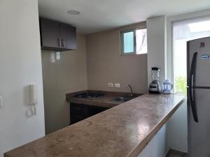 a kitchen with a counter top and a refrigerator at Espectacular y amplio apartamento amoblado in Barranquilla