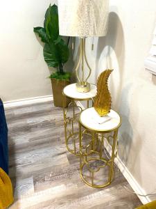 Area soggiorno di NEW! close to Downtown, Malls & Premium Outlets, with Balcony