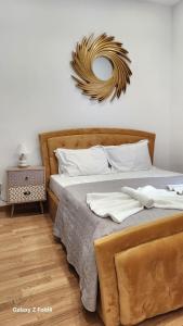 Un pat sau paturi într-o cameră la De lenco Residence 4