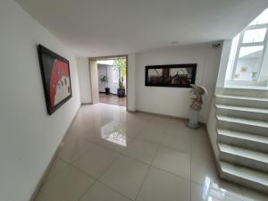 a hallway with a staircase in a house at Espectacular y amplio apartamento amoblado in Barranquilla