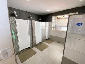里约热内卢Aurora Hostel Rio的浴室设有一排带窗户的摊位 更多37张照片