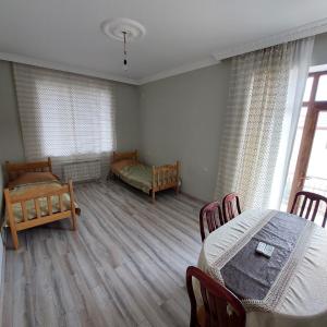 um quarto com duas camas e uma mesa e cadeiras em Family , Fresh , Fascinating em Baku