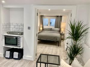 a bedroom with a bed and a tv in a room at Brighton Palms in Brighton & Hove +18 photos
