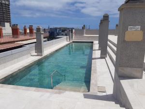 une piscine sur le toit d'un bâtiment dans l'établissement Santa Catalina Queen, à Las Palmas de Gran Canaria