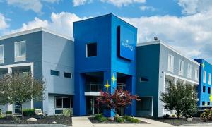 Ein blaues Gebäude mit einem Stern drauf. in der Unterkunft BlissPoint Inn Northwest Indianapolis in Indianapolis