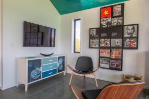 salon z telewizorem i krzesłem w obiekcie Ono w mieście Te Horo
