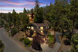 una vista aérea de una casa grande con árboles en Cozy Cabin perfect for 2 Families en Big Bear Lake