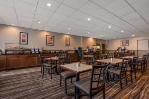 un comedor con mesas y sillas en un restaurante en Best Western Philadelphia South - West Deptford Inn, en Thorofare