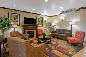 ein Wohnzimmer mit einem Sofa und einem Kamin in der Unterkunft Best Western Laramie Inn & Suites in Laramie