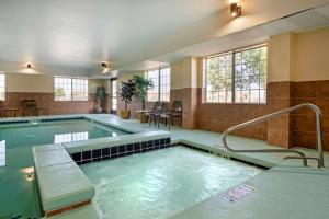 une grande piscine intérieure dans une chambre d'hôtel dans l'établissement Best Western Laramie Inn & Suites, à Laramie