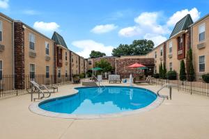 a swimming pool in a courtyard with buildings at Best Western Philadelphia South - West Deptford Inn in Thorofare