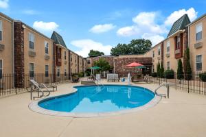 Best Western Philadelphia South - West Deptford Inn في Thorofare: مسبح في ساحة مع مباني