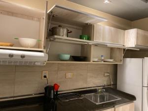 una cucina con lavandino e piano di lavoro di Departamento Barcelona a Formosa