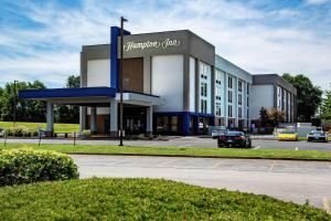 a building with a car parked in a parking lot at Hampton Inn Bowling Green KY in Bowling Green