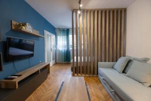 TV a/nebo společenská místnost v ubytování Lumiere Luxe Suites