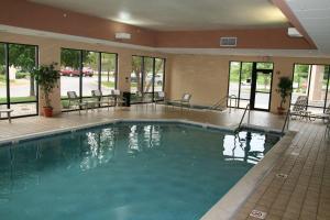 een groot zwembad in een hotellobby bij Hampton Inn La Crosse/Onalaska in Onalaska
