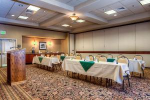 Hampton Inn & Suites Mountain Home في ماونتن هوم: قاعة اجتماعات فيها طاولات وكراسي