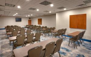 uma sala vazia com mesas e cadeiras e um ecrã em Hampton Inn & Suites Pocatello em Pocatello