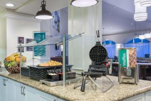 Ett kök eller pentry på Homewood Suites by Hilton Raleigh-Durham Airport at RTP
