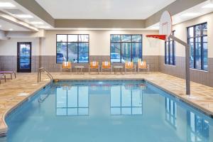 einen Pool mit Basketballkorb in einem Hotelzimmer in der Unterkunft Hampton Inn Fond du Lac in Fond du Lac