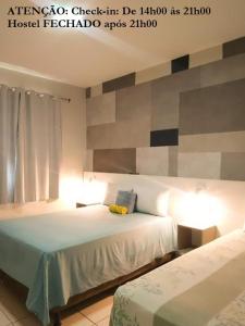 1 dormitorio con 2 camas en una habitación en Elô Hostel en Brasilia