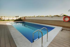 una piscina al costado de un edificio en Hilton Garden Inn Puebla Angelopolis, en Puebla