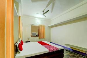 a bedroom with a bed and a window in it at OYO Flagship Hotel Shubhmangalam in Patna