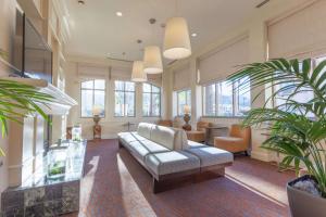 A seating area at Hilton Garden Inn Palm Springs/Rancho Mirage