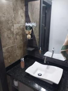 y baño con lavabo y espejo. en Departamento moderno y amoblado, en Quito