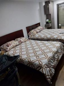 1 dormitorio con 2 camas y escritorio. en Departamento moderno y amoblado, en Quito