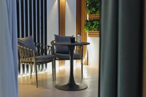 فندق زوايا الماسية(العوالي) في المدينة المنورة: طاولة صغيرة و كرسيين في الغرفة