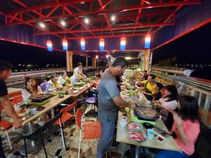 埔里鎮的住宿－華秝茶油幸福莊園，一群坐在餐桌上吃食物的人