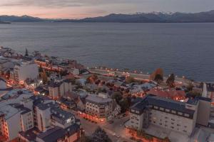 Hampton By Hilton Bariloche في سان كارلوس دي باريلوتشي: اطلالة جوية على مدينة بجانب الماء