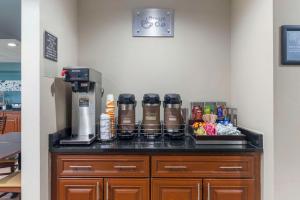 eine Theke mit Kaffeemaschine darüber in der Unterkunft Sleep Inn Mount Pleasant - Charleston in Charleston