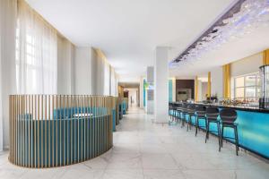 un restaurante con sillas y un bar en un edificio en Radisson Resort, Zavidovo, en Zavidovo