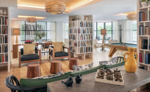 een woonkamer met een pooltafel en een bibliotheek bij Baker's Cay Resort Key Largo, Curio Collection By Hilton in Key Largo