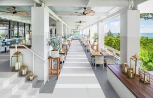 - une vue sur le restaurant avec des tables et des chaises dans l'établissement Baker's Cay Resort Key Largo, Curio Collection By Hilton, à Key Largo