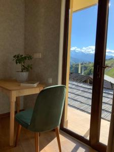 Vista generica sulle montagne o vista sulle montagne dall'interno dell'affittacamere