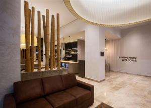 a lobby with a couch and a wall with a sign at Hampton by Hilton David, Panamá in David