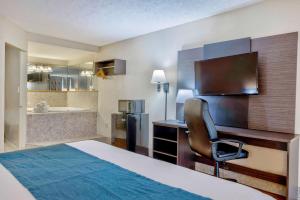 Habitación de hotel con cama, escritorio y silla en Motel 6 Morgantown, en Morgantown