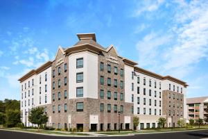 een weergave van de voorkant van een gebouw bij Hampton Inn & Suites Charlotte Steele Creek Road, NC in Charlotte