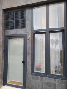 Las Artes Hlius Luxury Apartments في فالنسيا: باب على نافذتين في مبنى