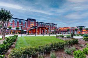 un hotel con césped frente a un edificio en The Chattanoogan Hotel, Curio Collection By Hilton en Chattanooga